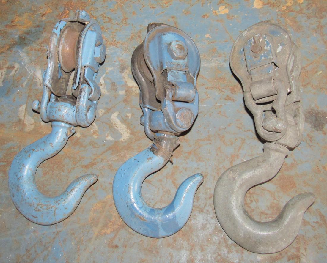 3 Swivel Hooks on Pulleys: Approx 12" in total length
