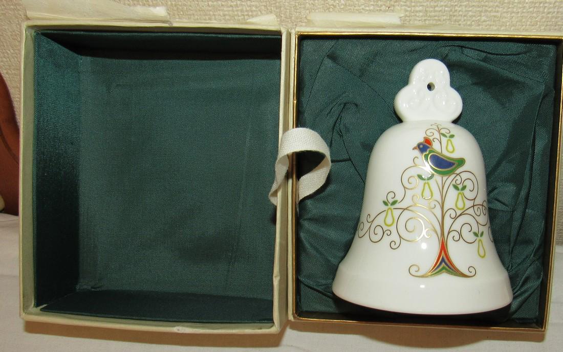 1977 Noritake Second Edition Christmas Bell: Approx 3" tall