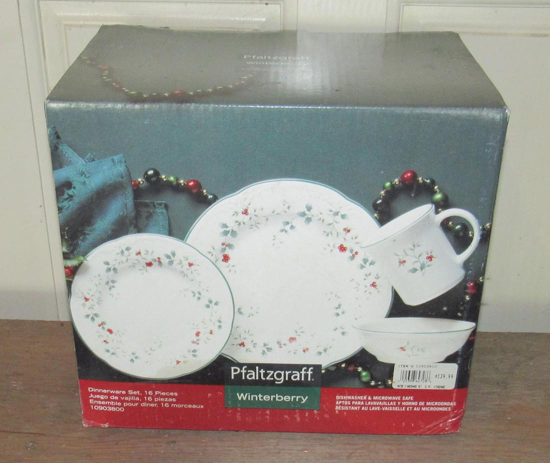 16 Piece Pfaltzgraff Winterberry Dinnerware Set: Still in original box