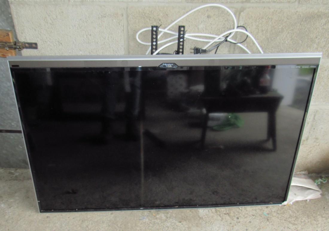 TCL 49" Flat Screen TV: Comes with part of the mounting bracket.
