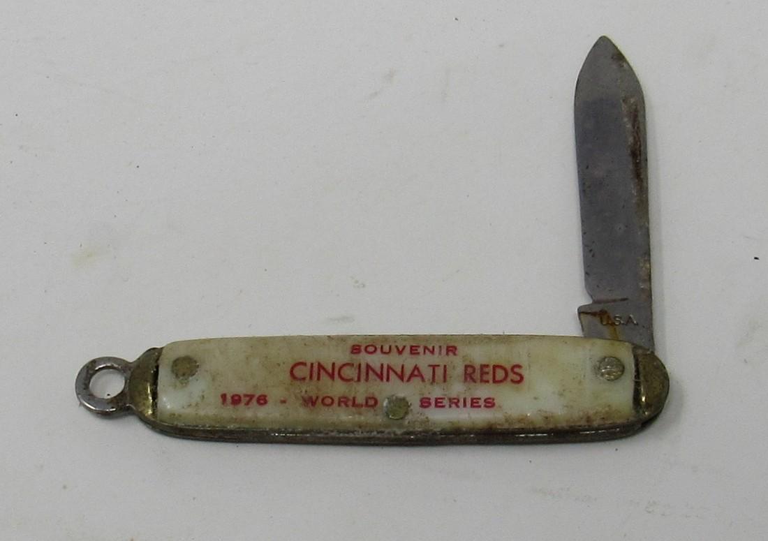 Vintage 1976 World Series Cincinnati Reds Baseball: Approx 2 3/8" long ( closed). Needs to be cleaned