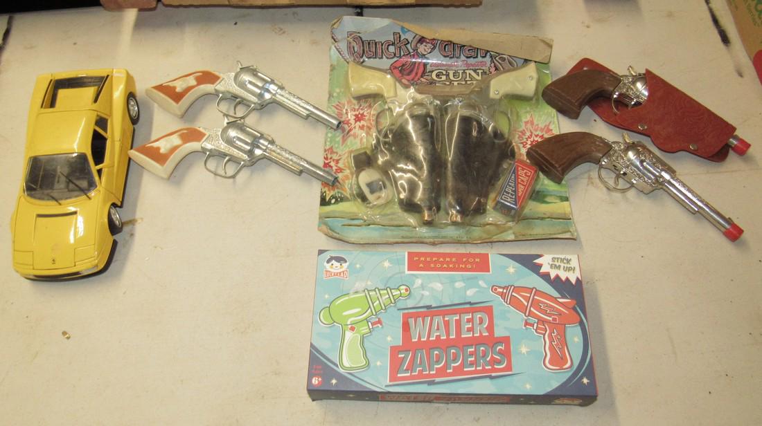 Cap Guns Water Zappers Toy Lot: Getting all pictured on table