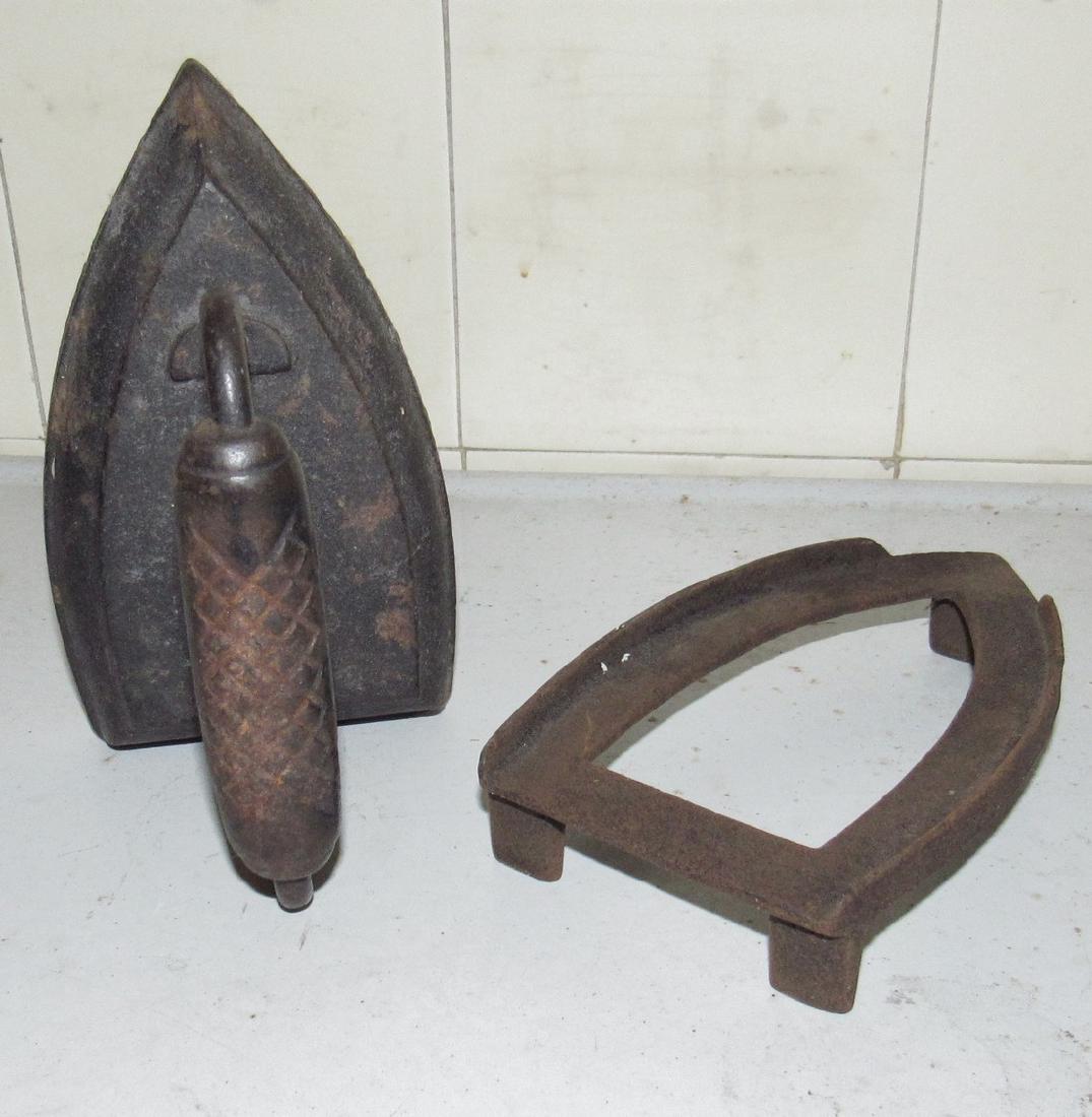 Sadiron and Trivet: Sadiron is approx 6 3/8" long and is too big for trivet