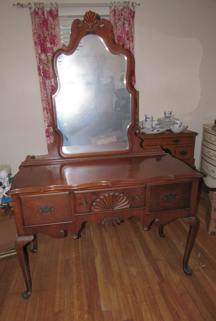 Vanity: Approx 19" x 46" x 30 1/2" tall