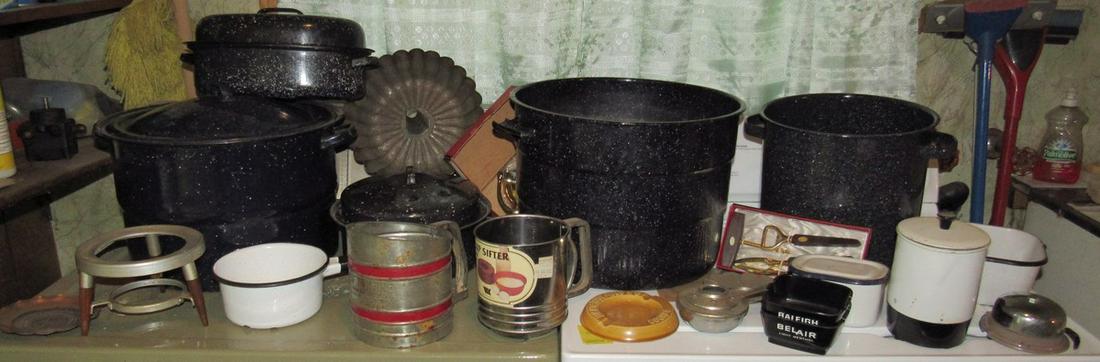 Vintage Agateware Kitchenware Bell Sifters Enamelware (1 of 5)