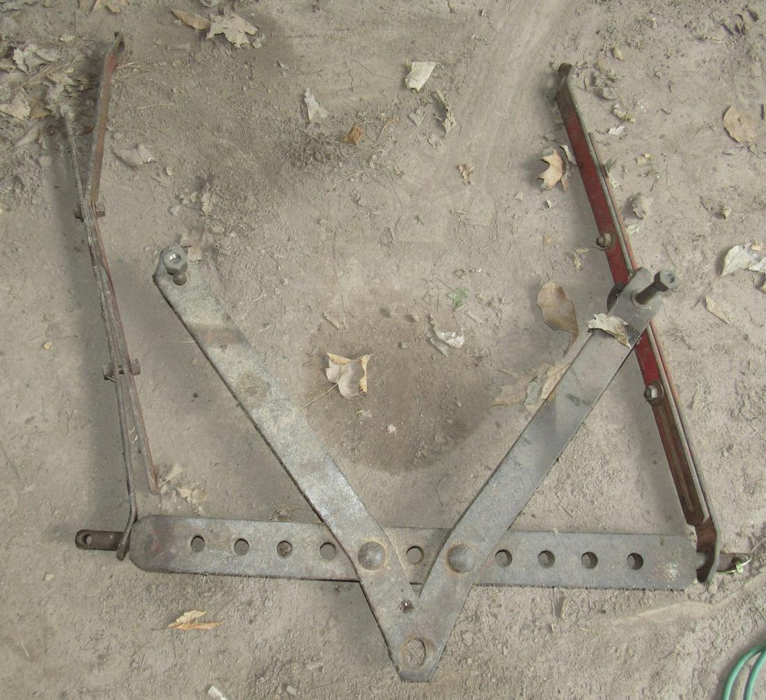 Tractor hitch / bar (1 of 1)