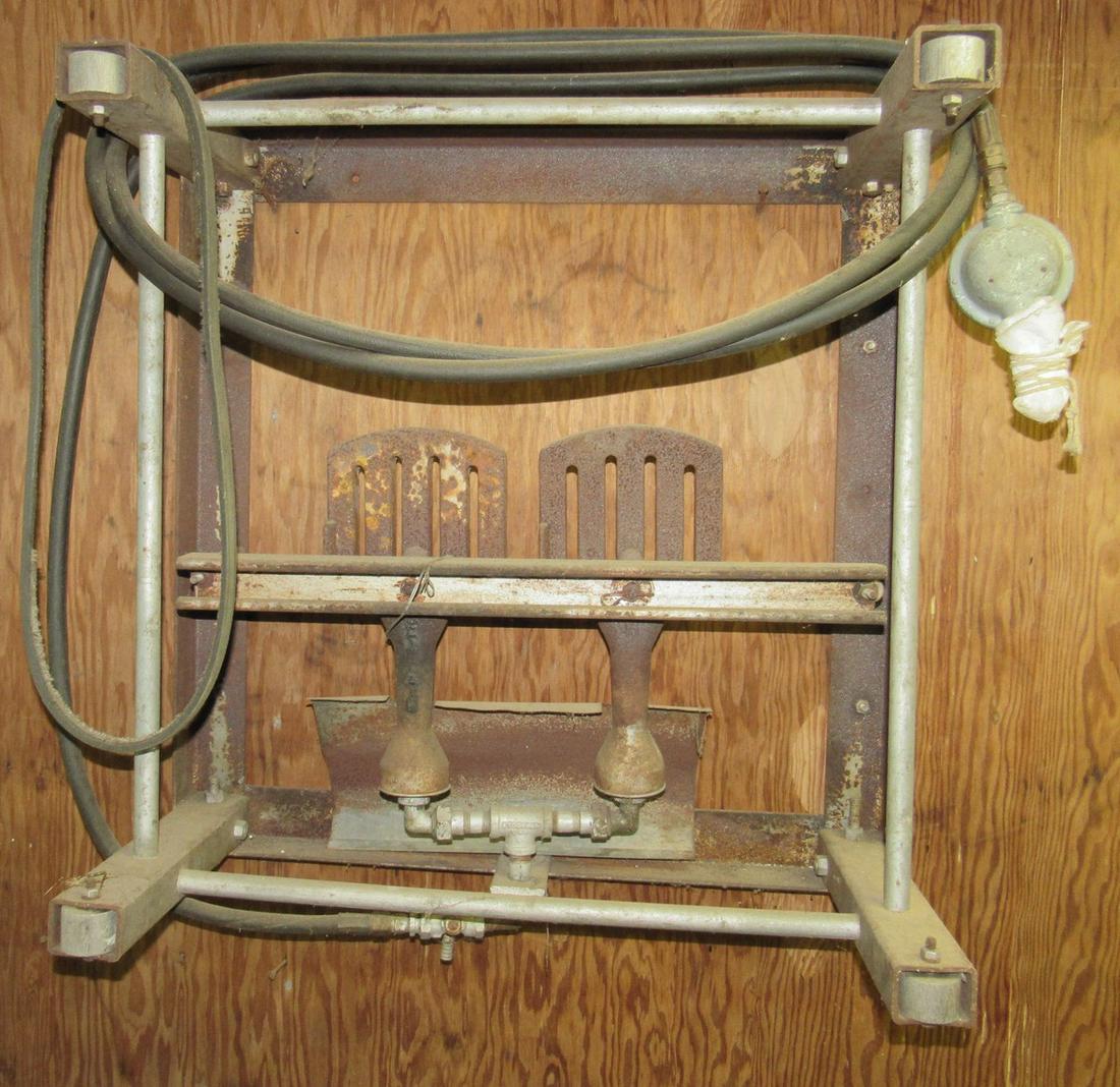 Vintage Gas Stove: Approx 24" x 24" x 12" tall