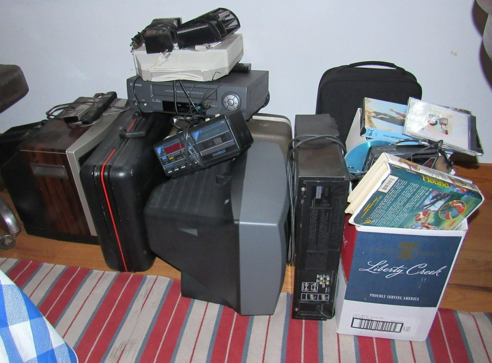 Misc Electronics Radios VHS Tapes: Getting all pictured in pile. Take what you want, leave what you don't