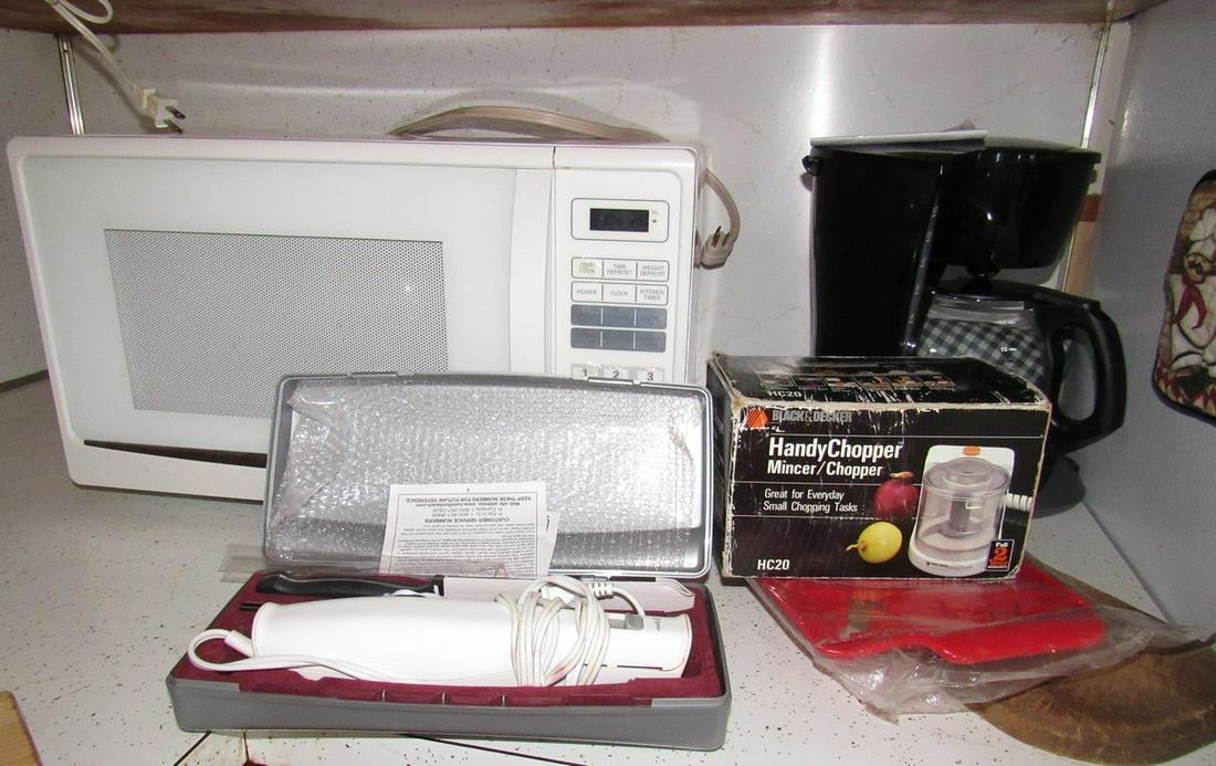 Microwave Hamilton Beach Carving Set Coffee Maker: Getting all pictured. Take what you want and leave the rest. We do not visually inspect all items in this lot. Sold as pictured