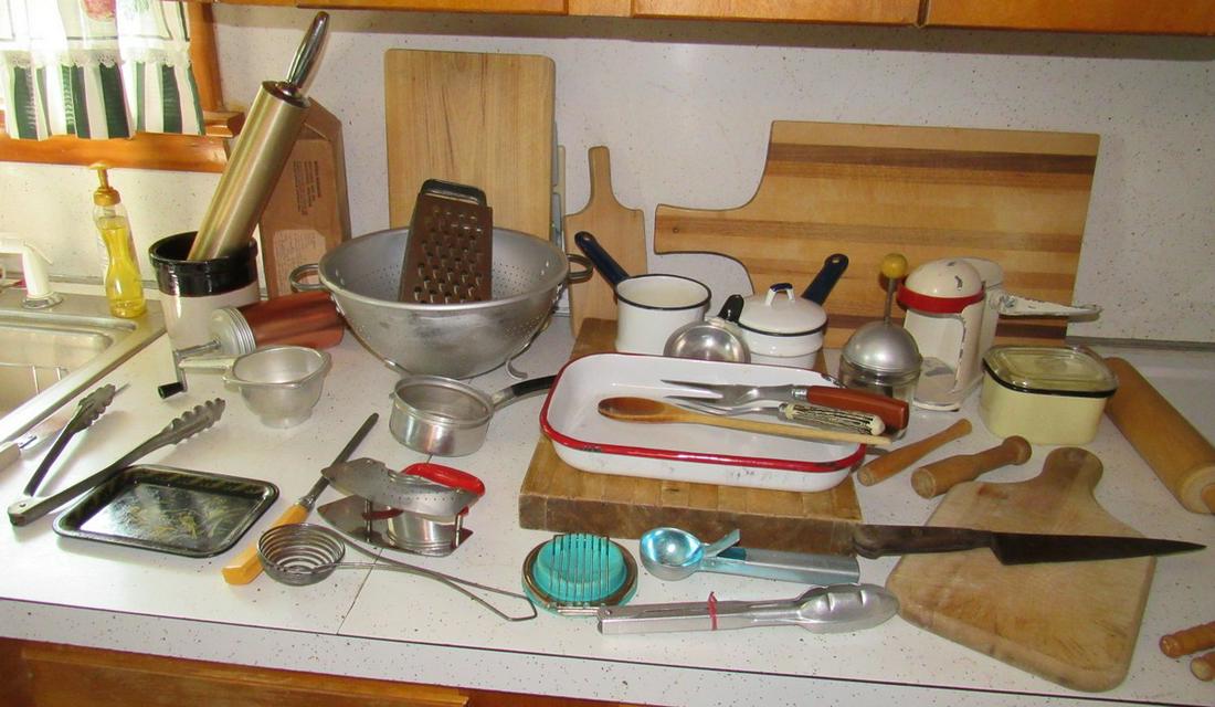 Lot of Vintage Kitchenware: Getting all pictured