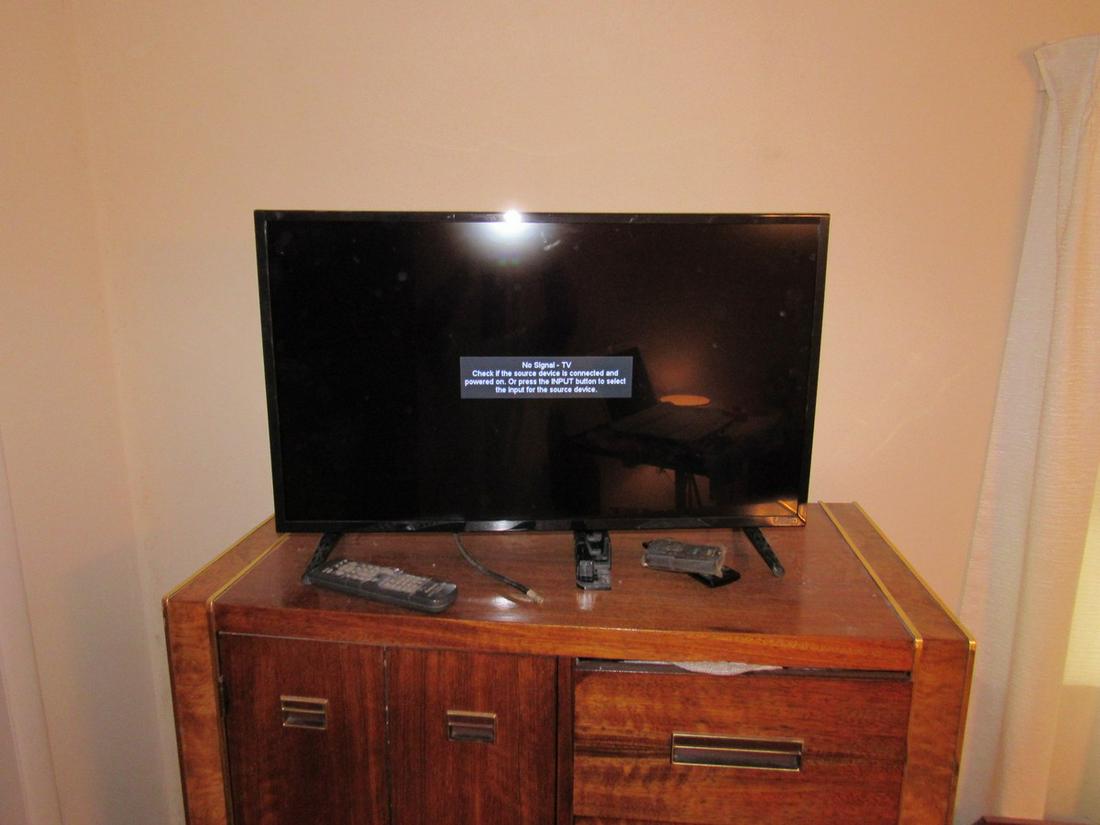 Vizio 32" Flat Screen TV: Powers On