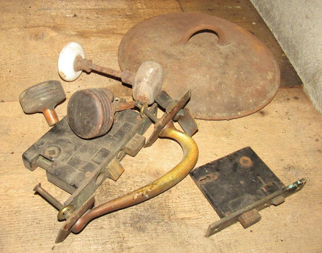 Door Handle Locks Cast Iron Dutch Oven Lid: Getting all pictured