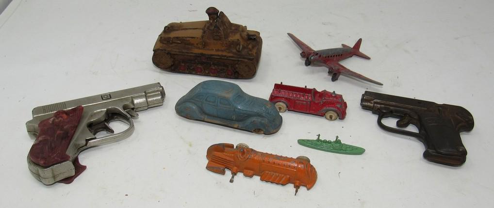 Hubley Tootsietoys Auburn Tank and Cap Guns: Getting all pictured
