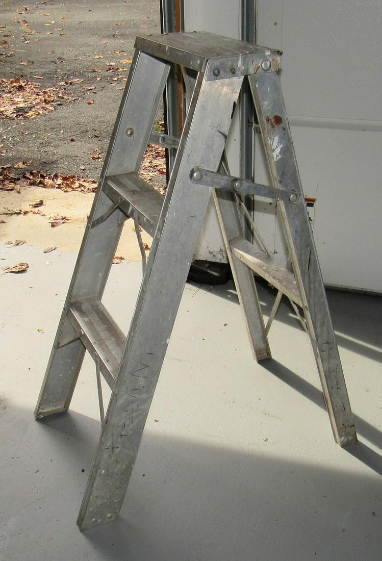 3' Aluminum Step Ladder: 36" Step Ladder