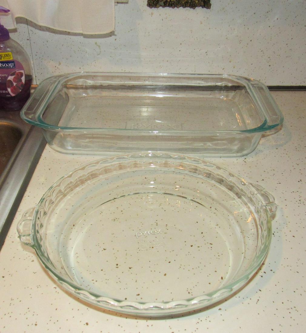 Pyrex Casserole and Pie Plate: Casserole is 3 quart