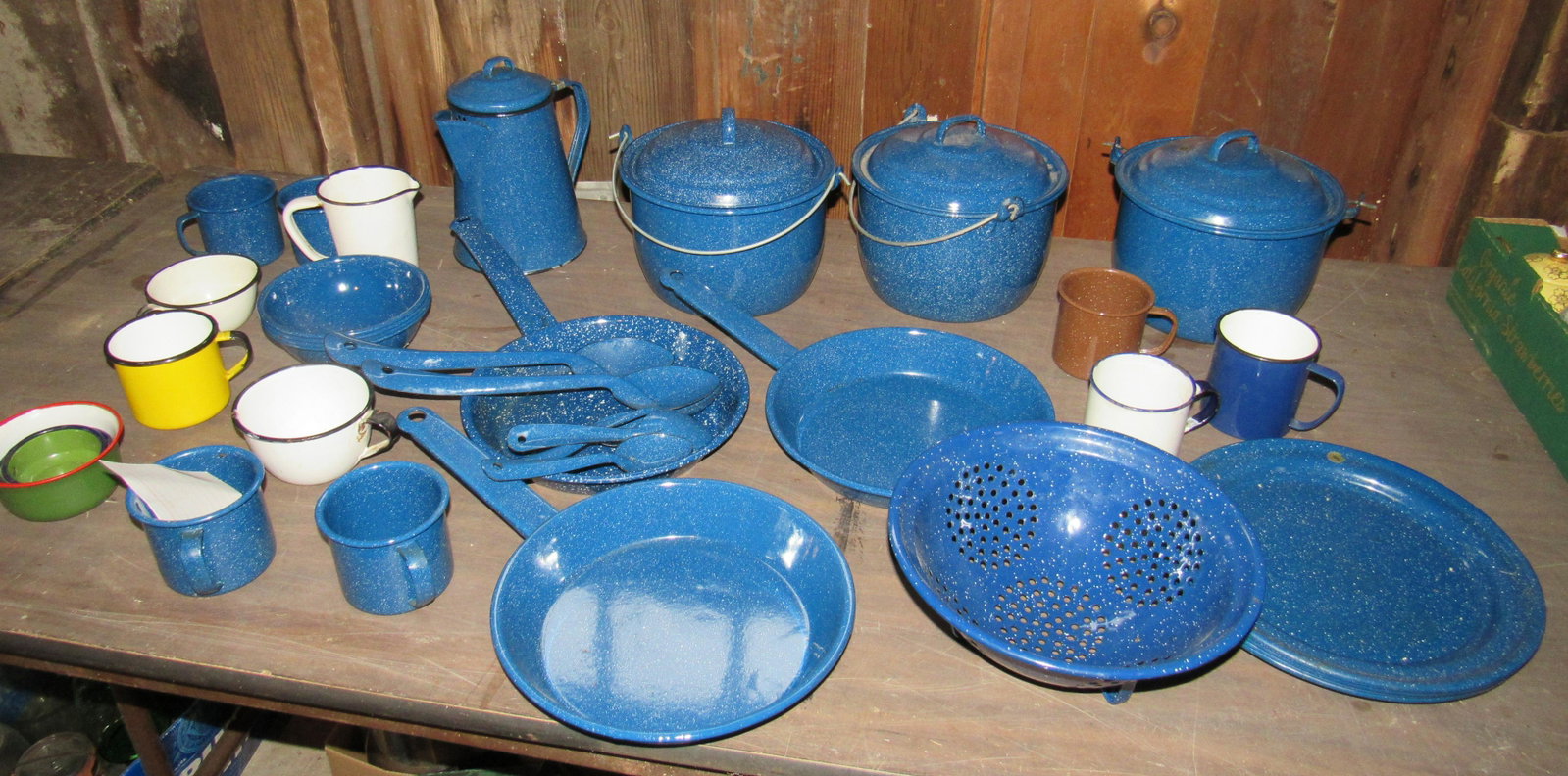 35 Pieces of Agateware: Getting all pictured on table.