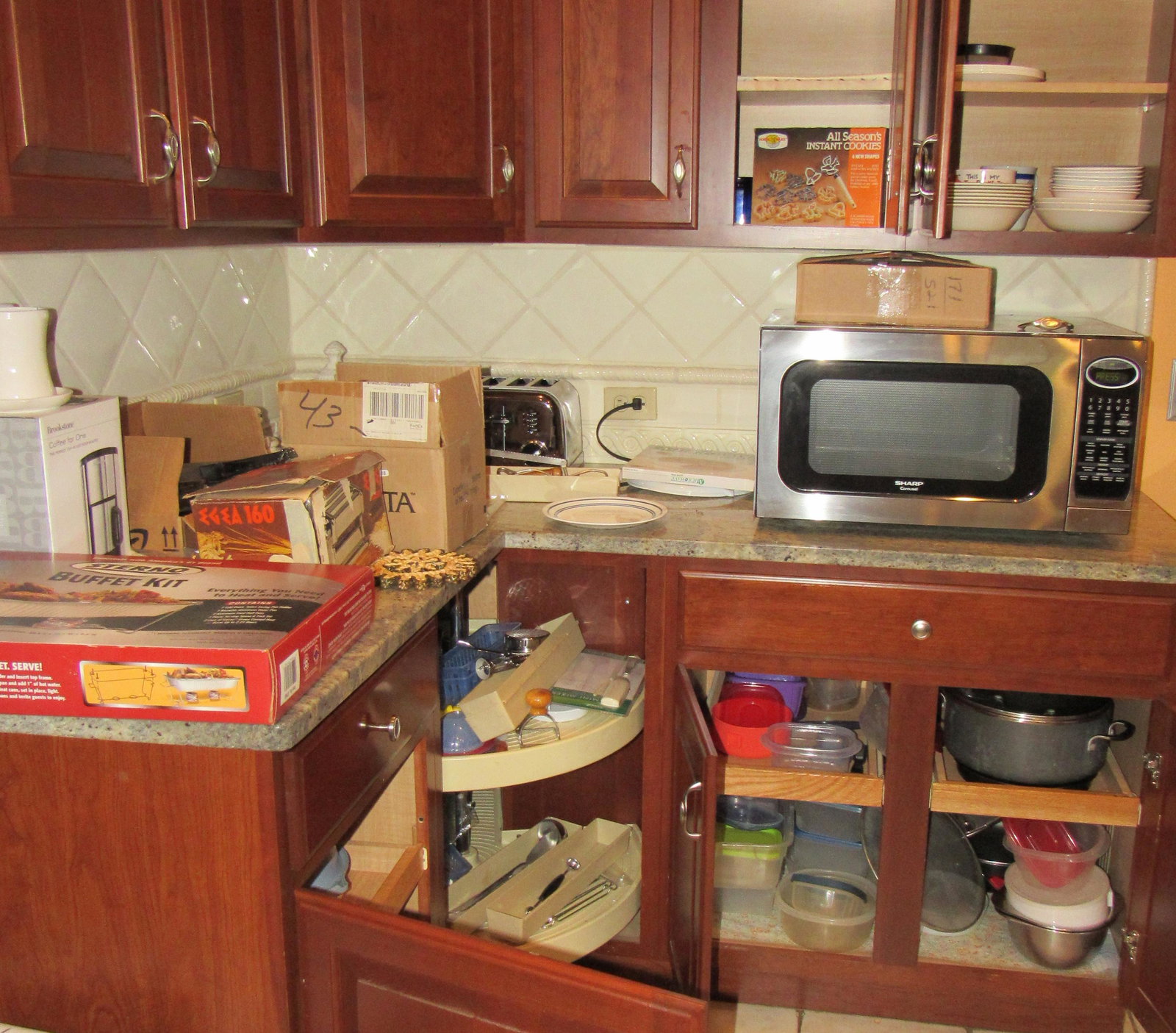 Microwave Cookware Buffet Kit Misc Kitchenware: Lot includes all pictured. Take what you want and leave the rest