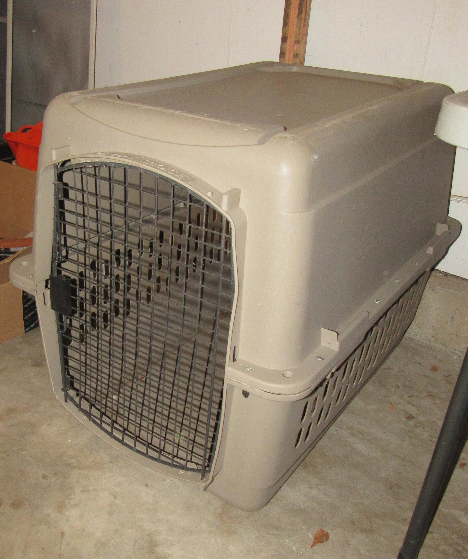 Pet Carrier Dog Crate: Approx 24" x 36" x 28" tall