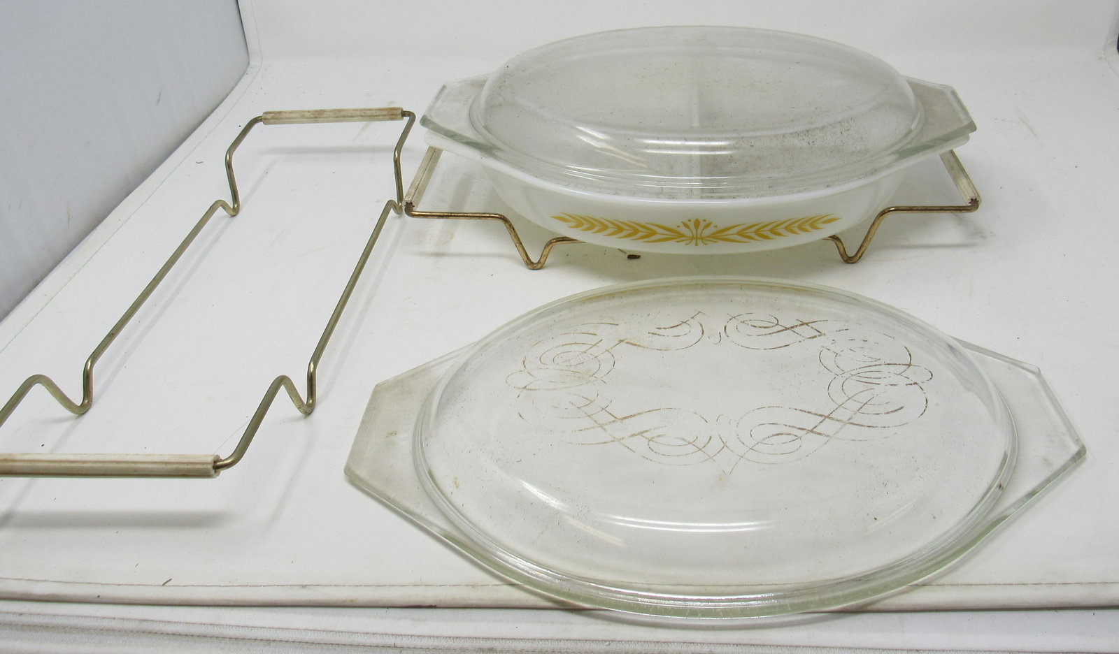 Pyrex 1 1/2 Quart Divided Casserole: Comes with 2 stands and another lid. 1