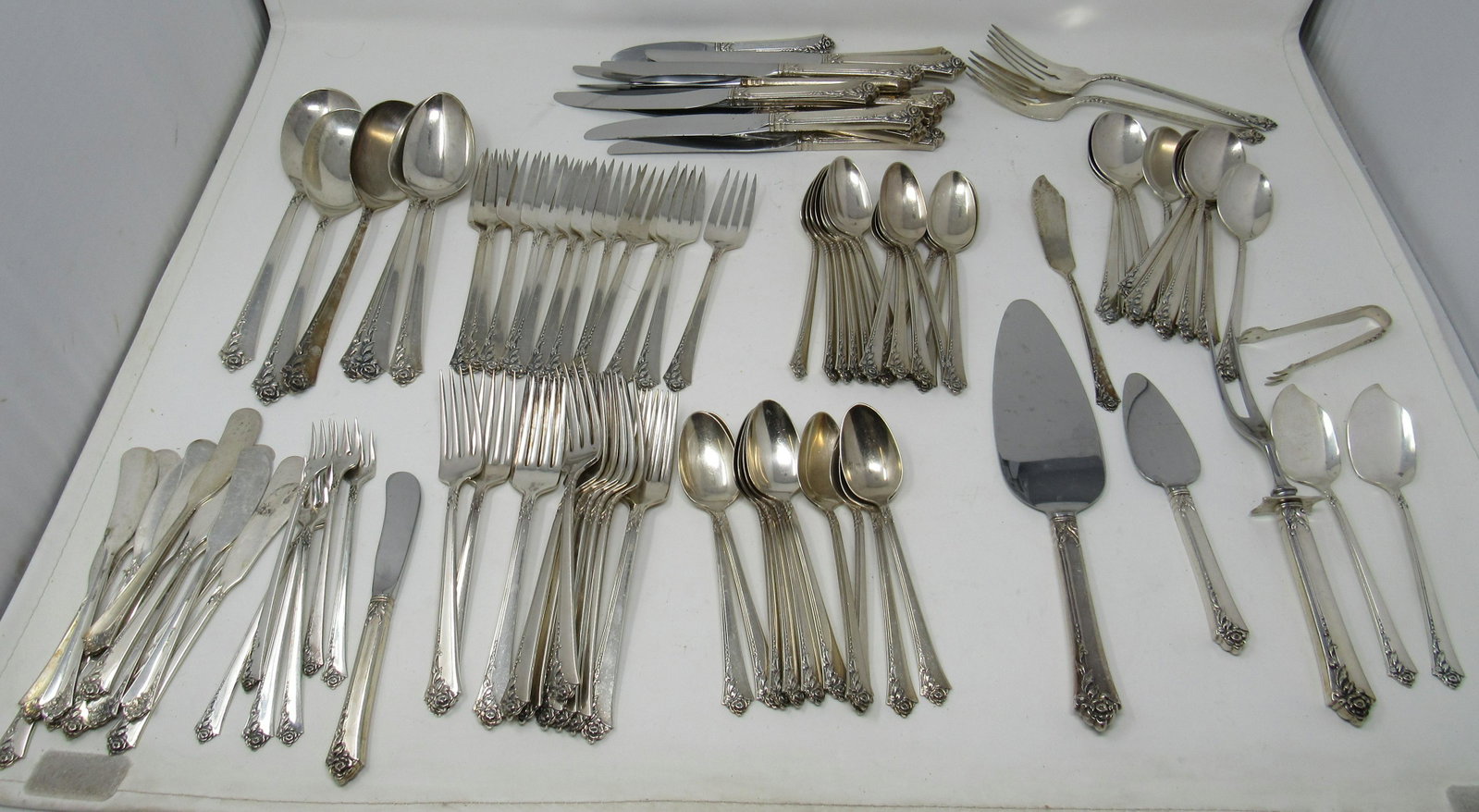 91 pcs Heirloom Damask Rose Sterling Silver Flatware: Approx weight ( of all pieces that do not have stainless attached) is 3155 grams. The weight of the pieces with stainless attached ( ex- cake server , some knives, serving fork) is approx 1100 grams. 