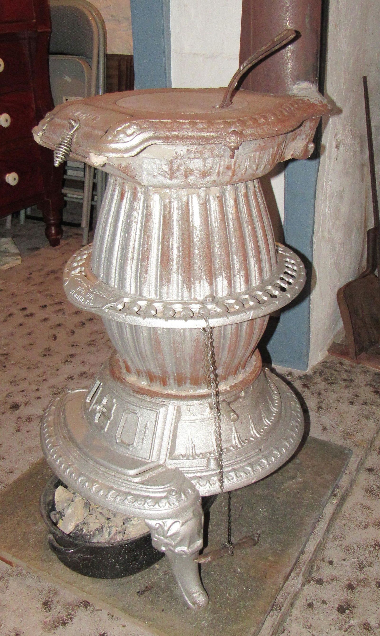 Florin Foundry Pot Belly Stove: Approx 31" tall. Includes a couple pieces of piping.