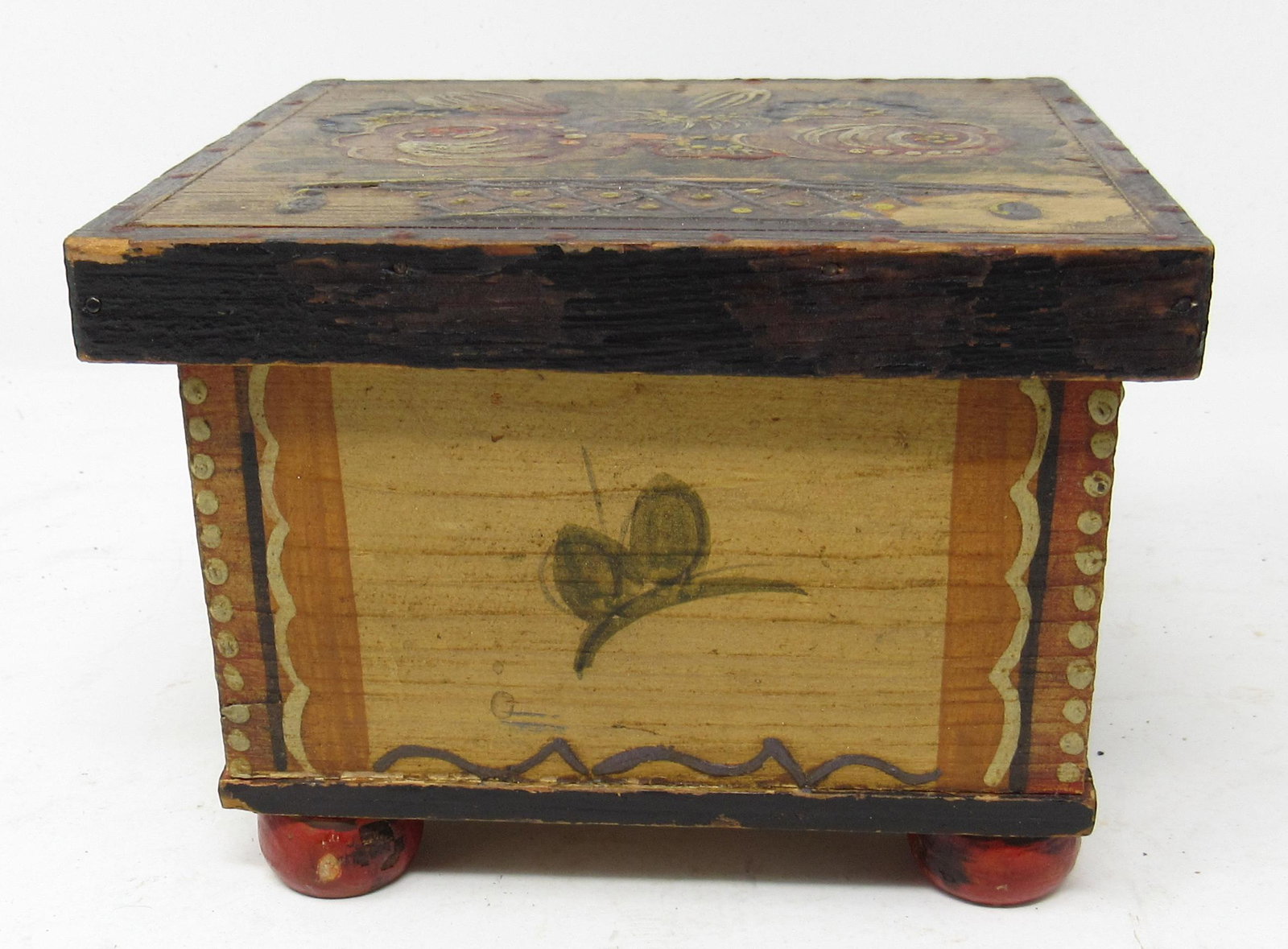Trinket Box Decorated with Basket of Flower & Bun Feet: Approx 5 1/4" x 5 1/2" x 3 7/8" tall