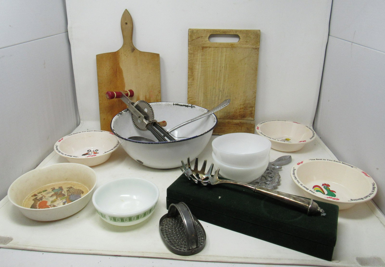 Vintage Kitchenware: Getting all pictured