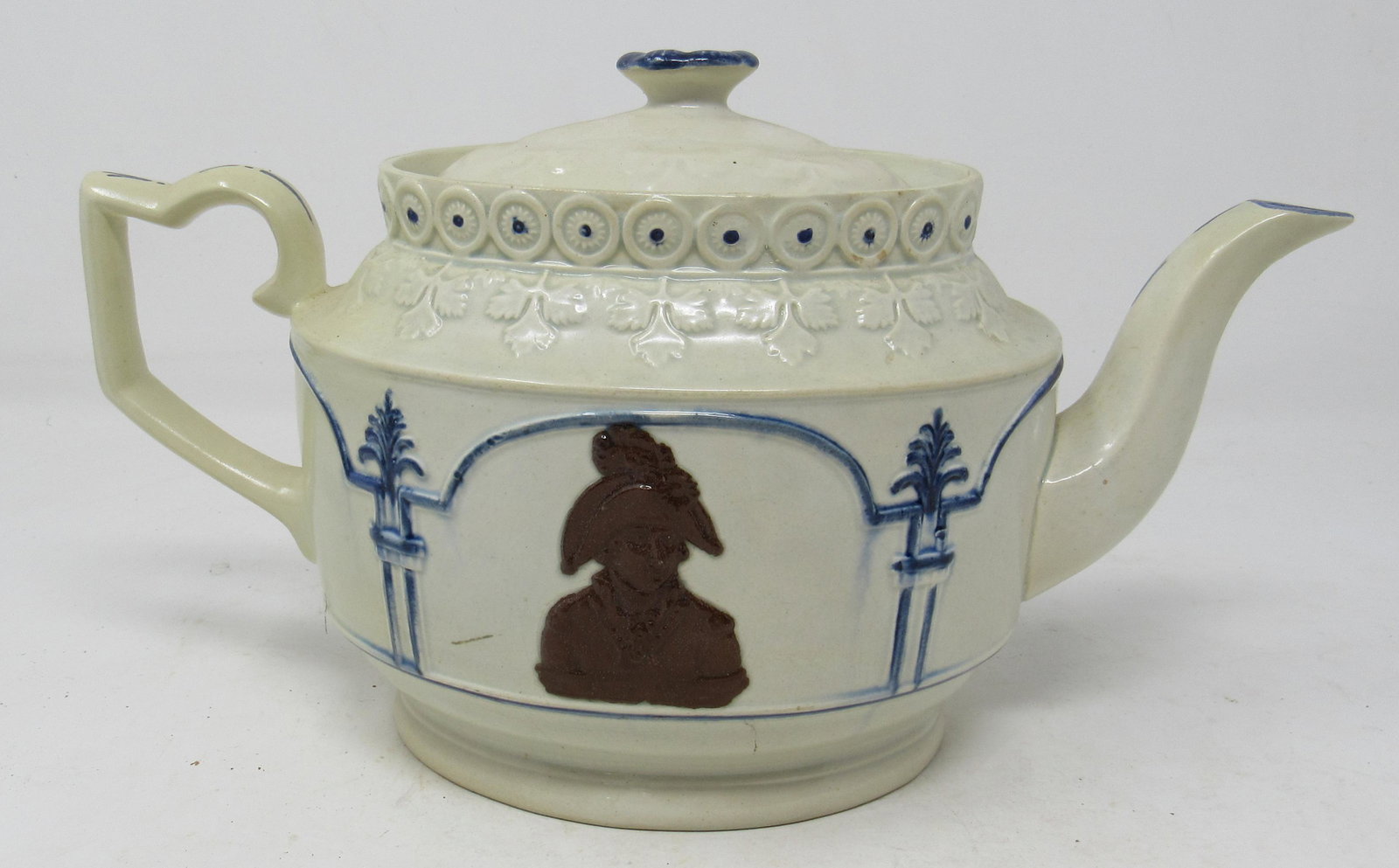 Pearlware Teapot w/ George Washington US Seal: Apprx 6 3/4" tall.