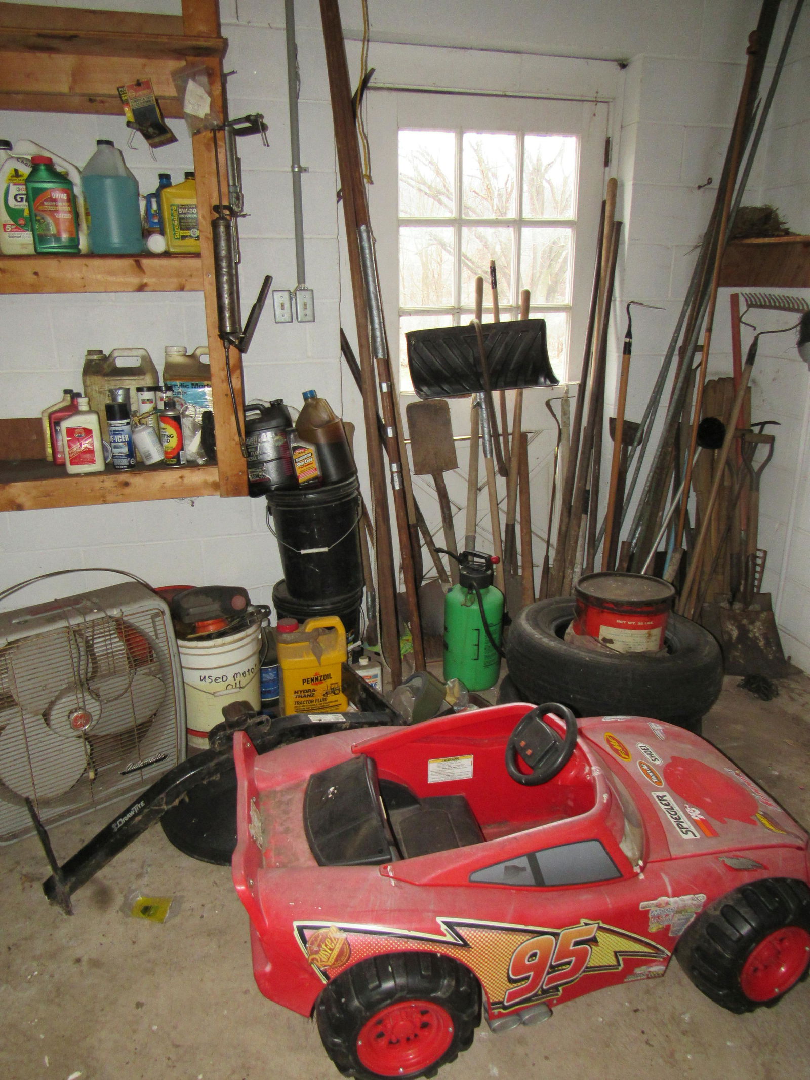 Garden Tools Drawtite Hitch Oils & Misc: Lot includes all pictured. Take what you want and leave the rest