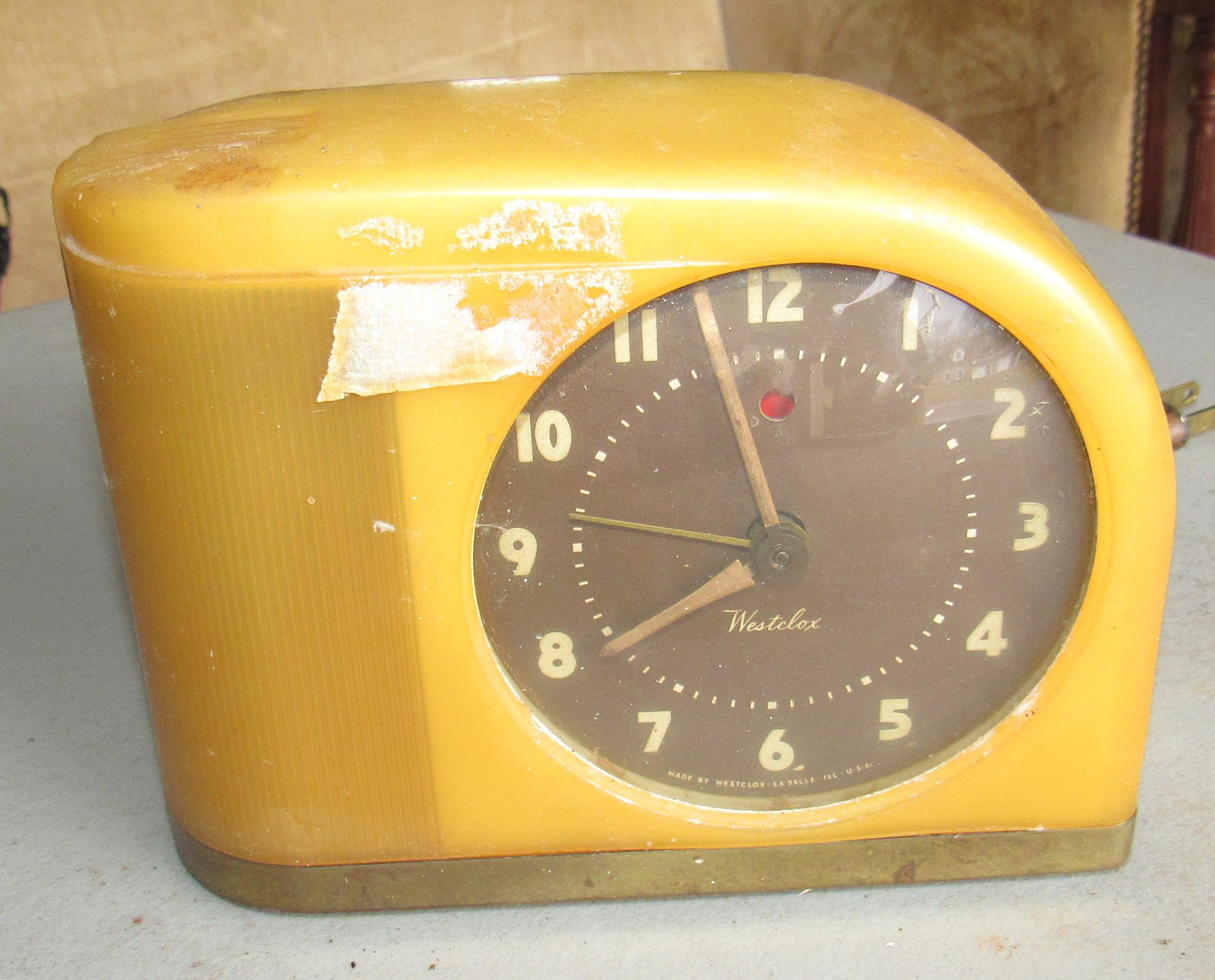 Vintage Westclox Bakelite Clock: Approx 2 1/4" x 6 1/4" x 5" tall