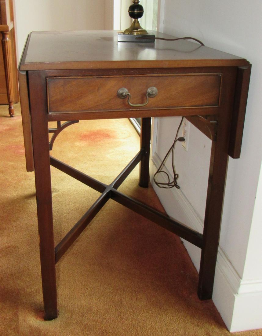 Kittinger Chippendale Style One Drawer Drop Leaf Table: Approx 21" ( closed ) x 32" x 28 3/4" tall