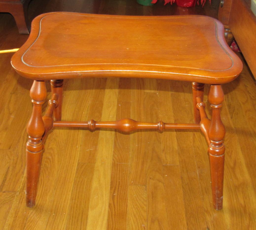 Nichols and Stone Vanity Bench: Approx 14 1/2" x 22" x 18" tall