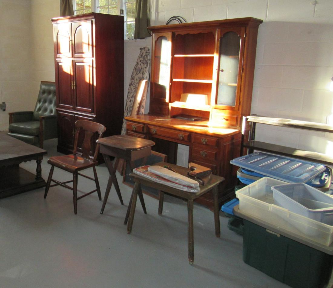 Desk Coffee Table Chairs & Misc: Lot includes all pictured. Take what you want and leave the rest.