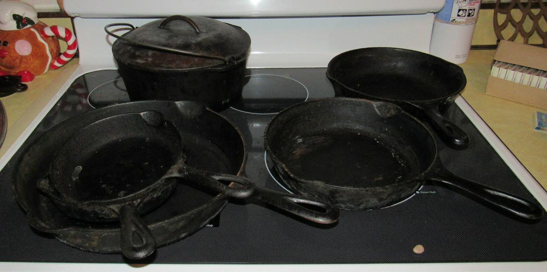 Griswold 3's 8 6 Vollroth Cast Iron Skillets 7 Dutch: Dutch oven is not marked.