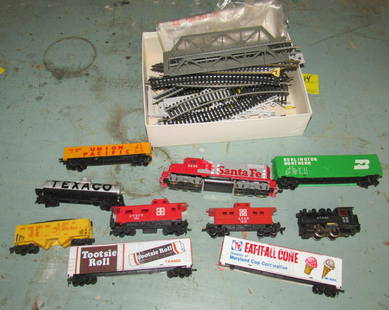 Tyco HO Scale 5628 Diesel Engine Santa Fe Locomotive: Getting all trains and accessories pictured.