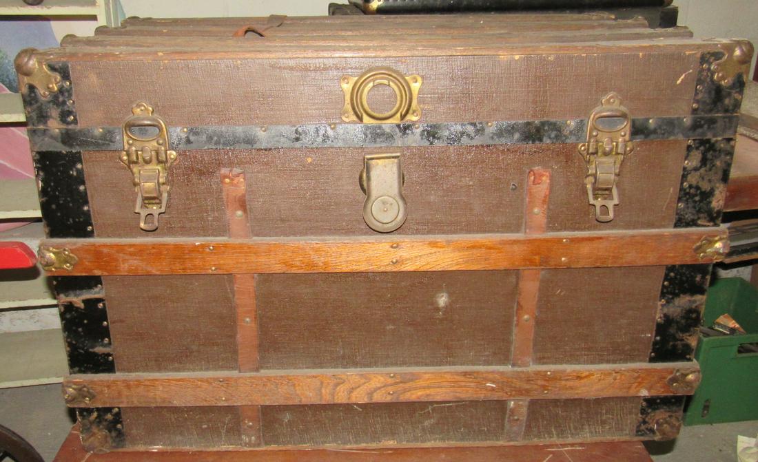 Flat Top Trunk: Approx 19" x 34" x 22 3/4" tall