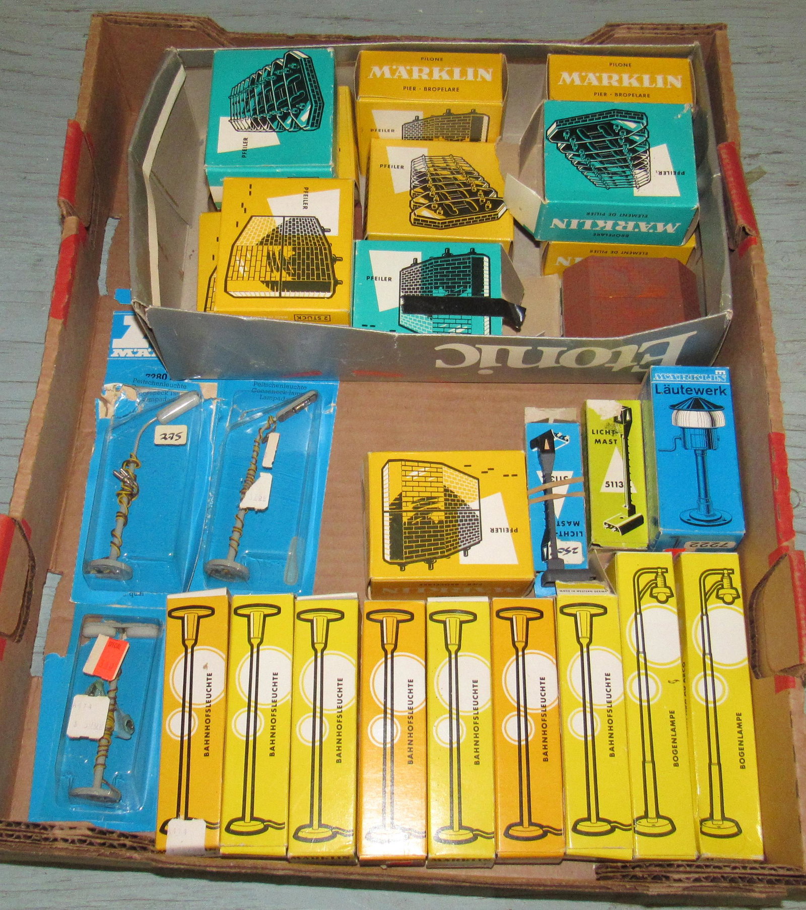 Marklin 7047 7280 5113 Light Posts Bridge Bases: Getting all pictured in Box