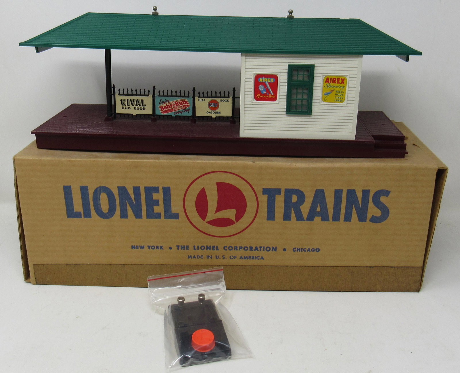 Lionel Trains No 257 Station with Horn: Comes with all pictured