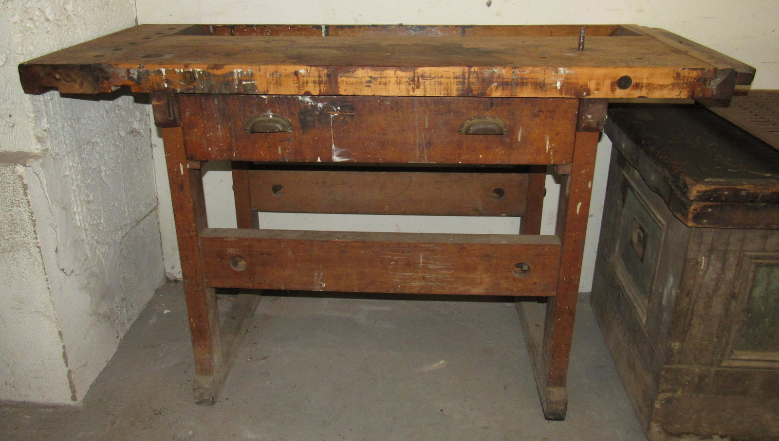 Richard Wilcox Carpenters Woodworking Bench: Workbench is apprx 21 1/2" X 54" X 32" TALL