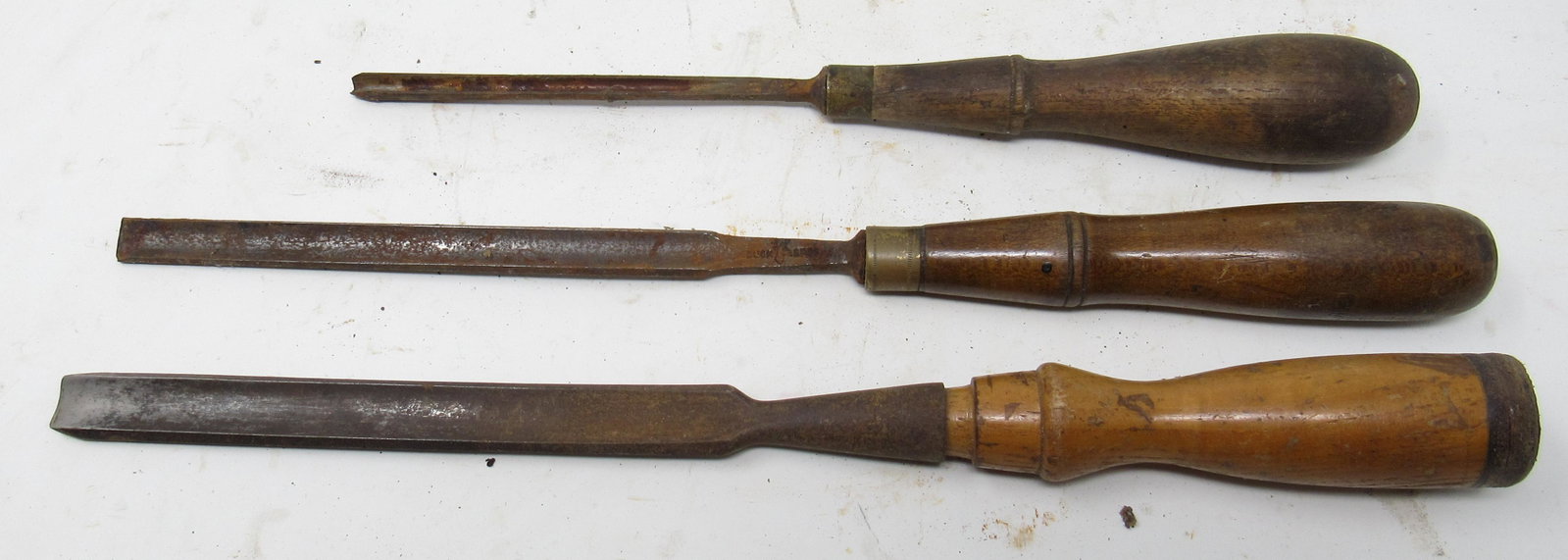 3 Gouges 1 Buck: Buck in middle is approx 11 3/4" long