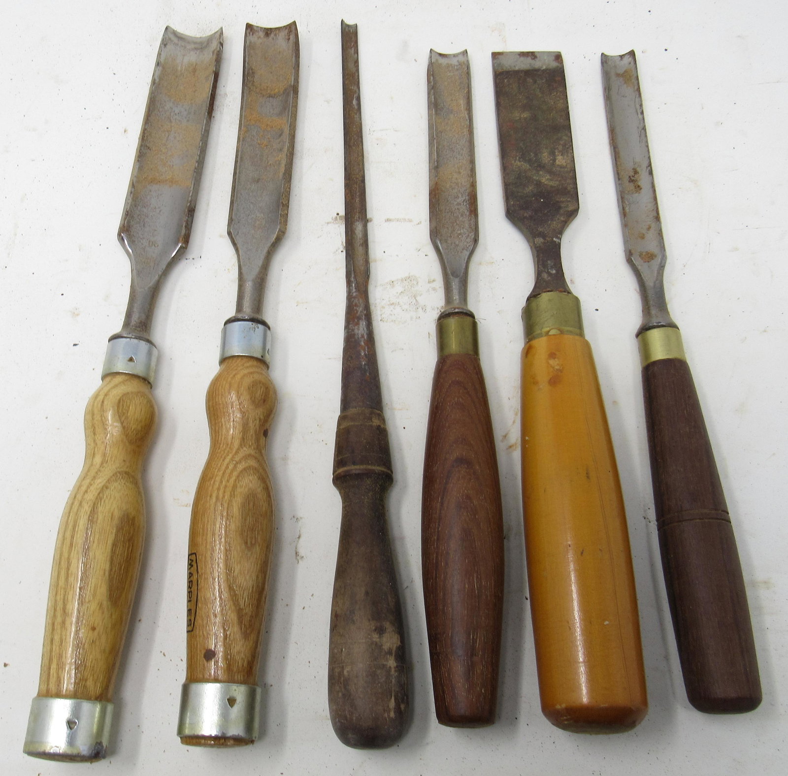 Gouges and Chisels Marples: 2 on left are only ones with handles marked Marbles. On on far left is approx 1 1/8" x 12" . Also includes case for approx 20 chisels