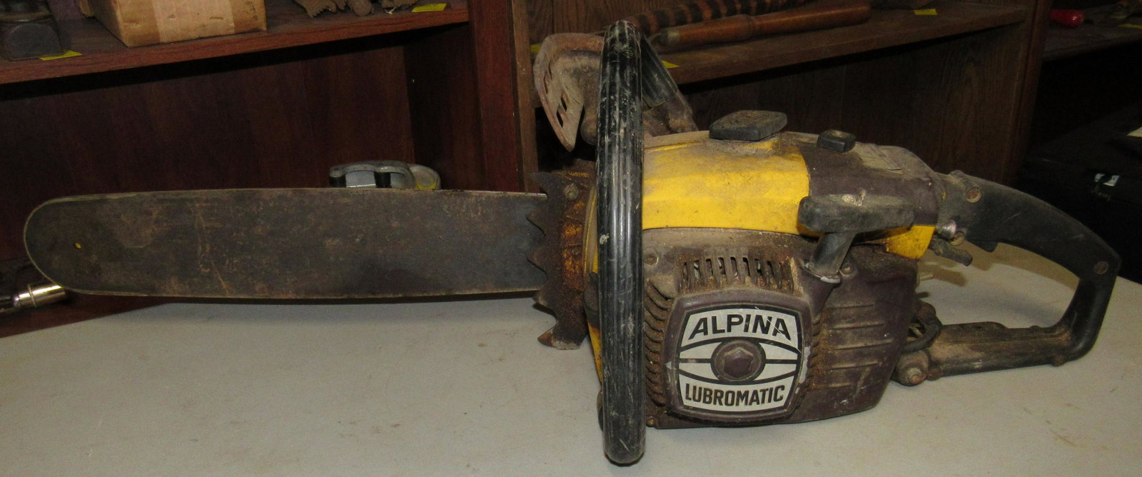 Alpina O-70 S Chainsaw: Has Apprx 16" bar.
