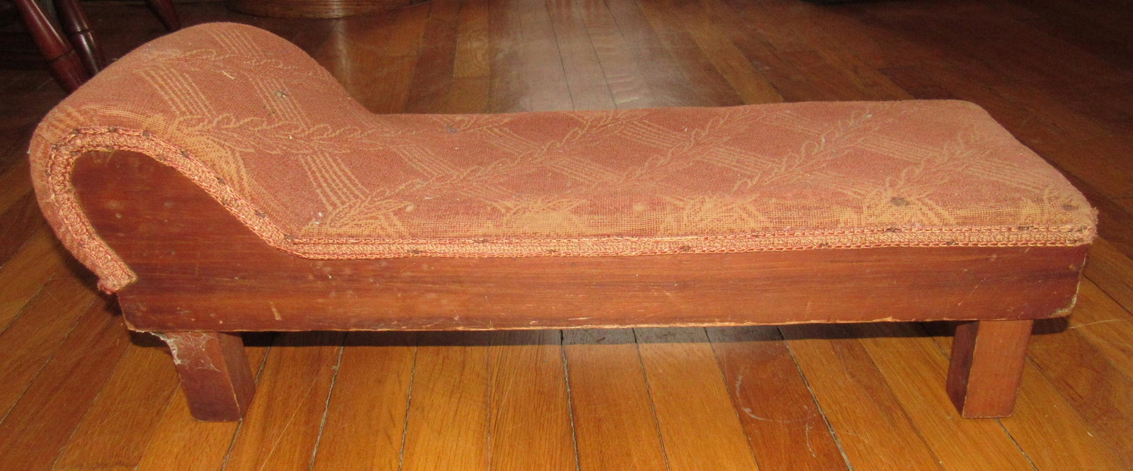 Doll Day Bed: Approx 9" x 25 1/2" x 9 1/2" tall.