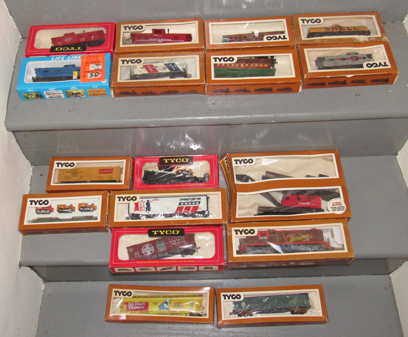Tyco Diesel Engine and Misc Train Cars: Getting all pictured