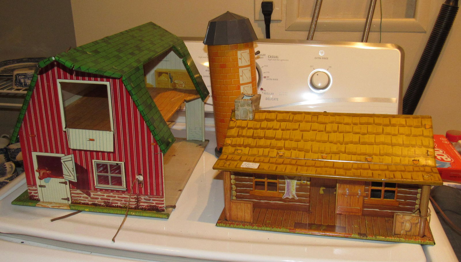 Happi Time Barn Marx Log Cabin Silo Plasticville: Getting all pictured.