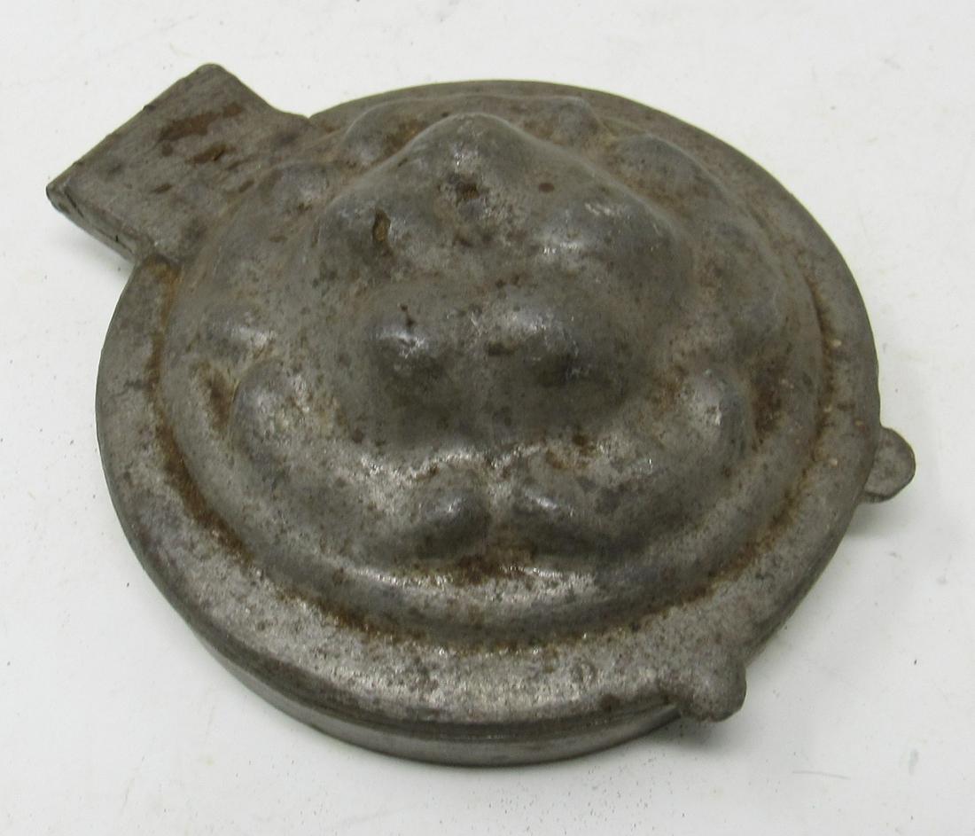 E & Co Pewter Ice Cream / Chocolate Mold: Approx 3 5/8" in diameter