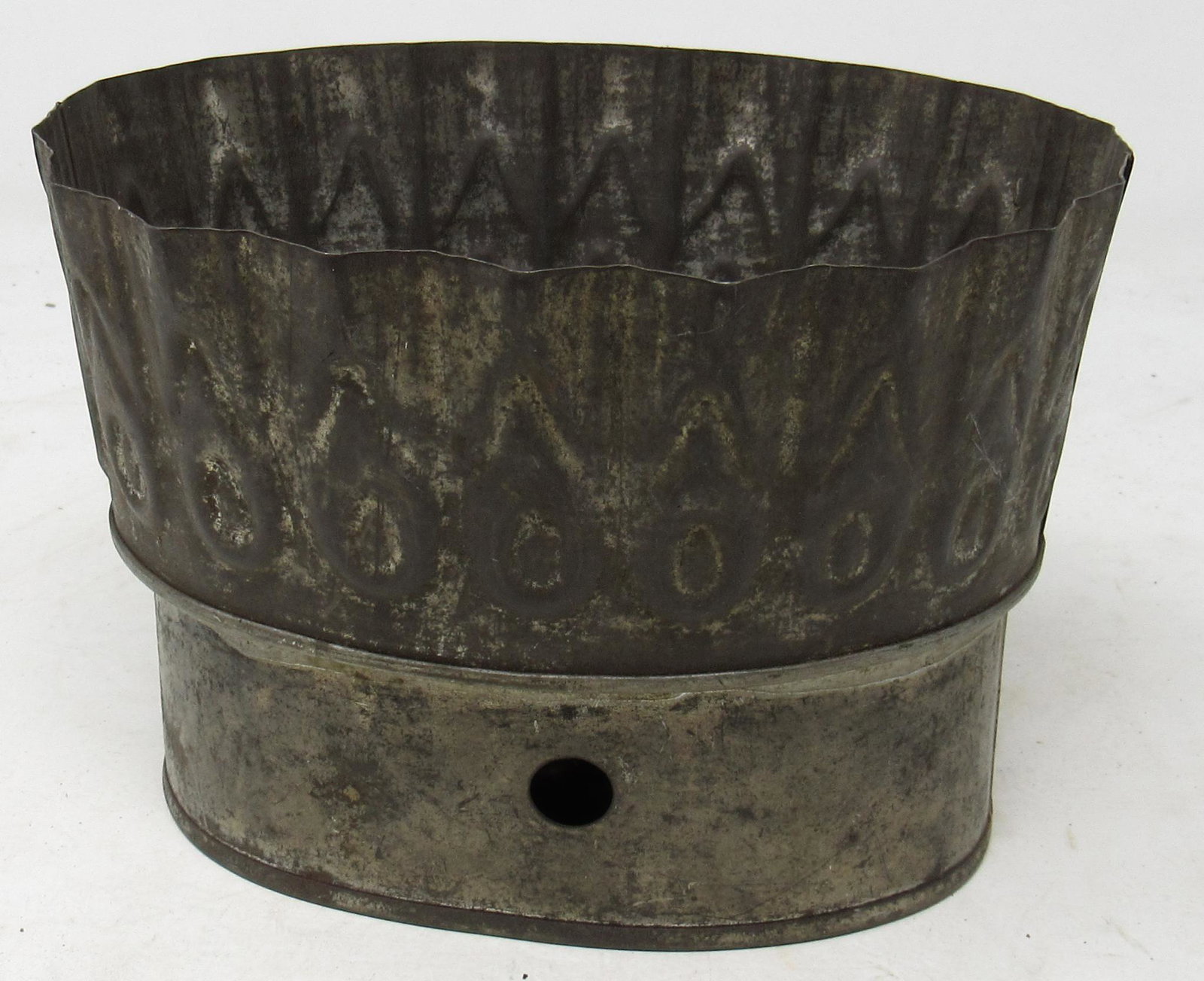 Tin Grape Design Mold: Apprx 5" x 6 5/8" X 4 7/8" tall