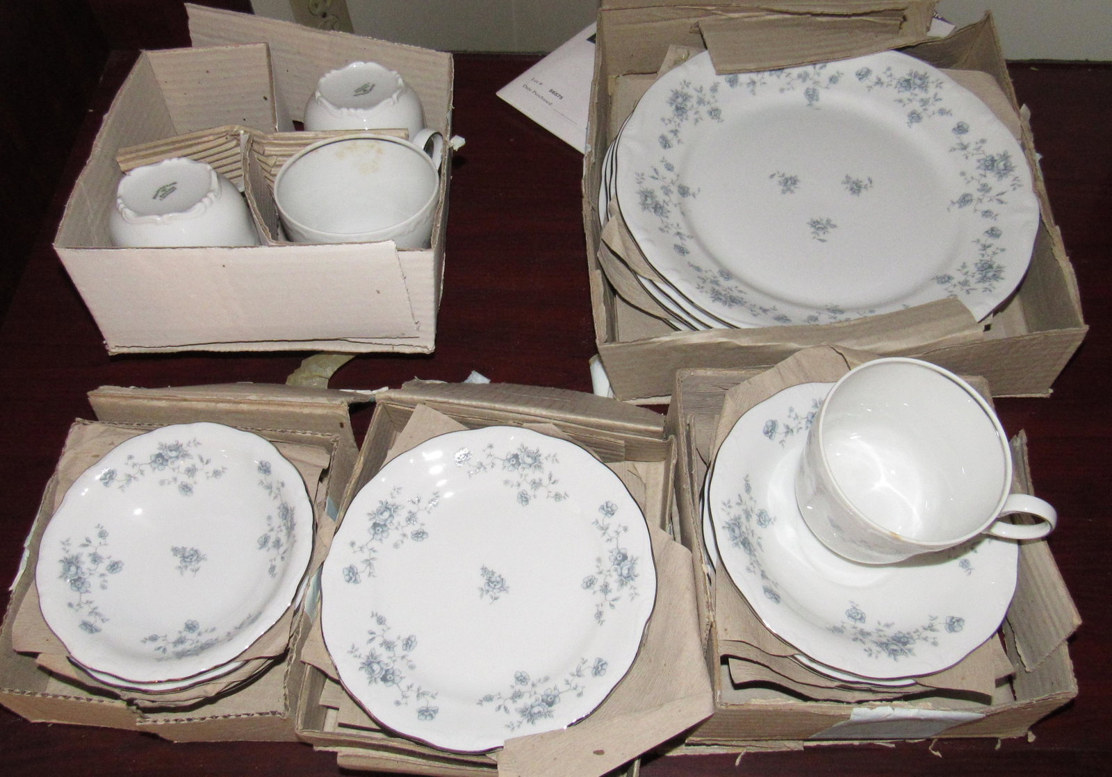 Haviland Bavaria Dinnerware: Approx 20 pieces.