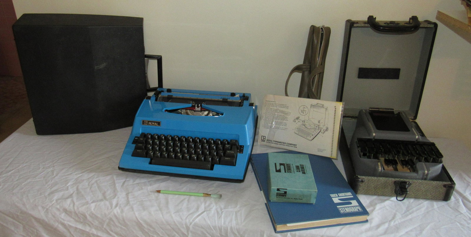 Vintage Royal Jubilee Typewriter & Stenograph: Getting all pictured