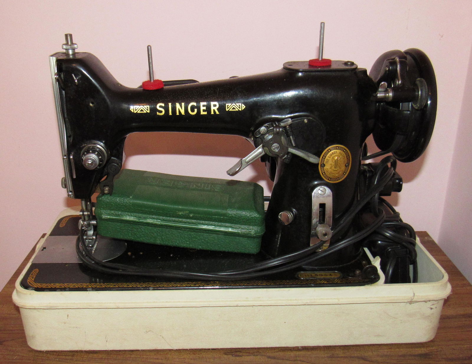 Vintage Singer Sewing Machine: Sewing Machine